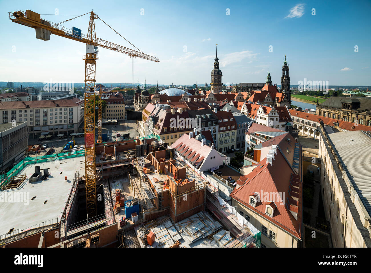 Eine Antenne Panoramablick auf der Baustelle rund um Dresden Schloss, das residenzschloss mit dem Turm hausmannsturm und Th Stockfoto