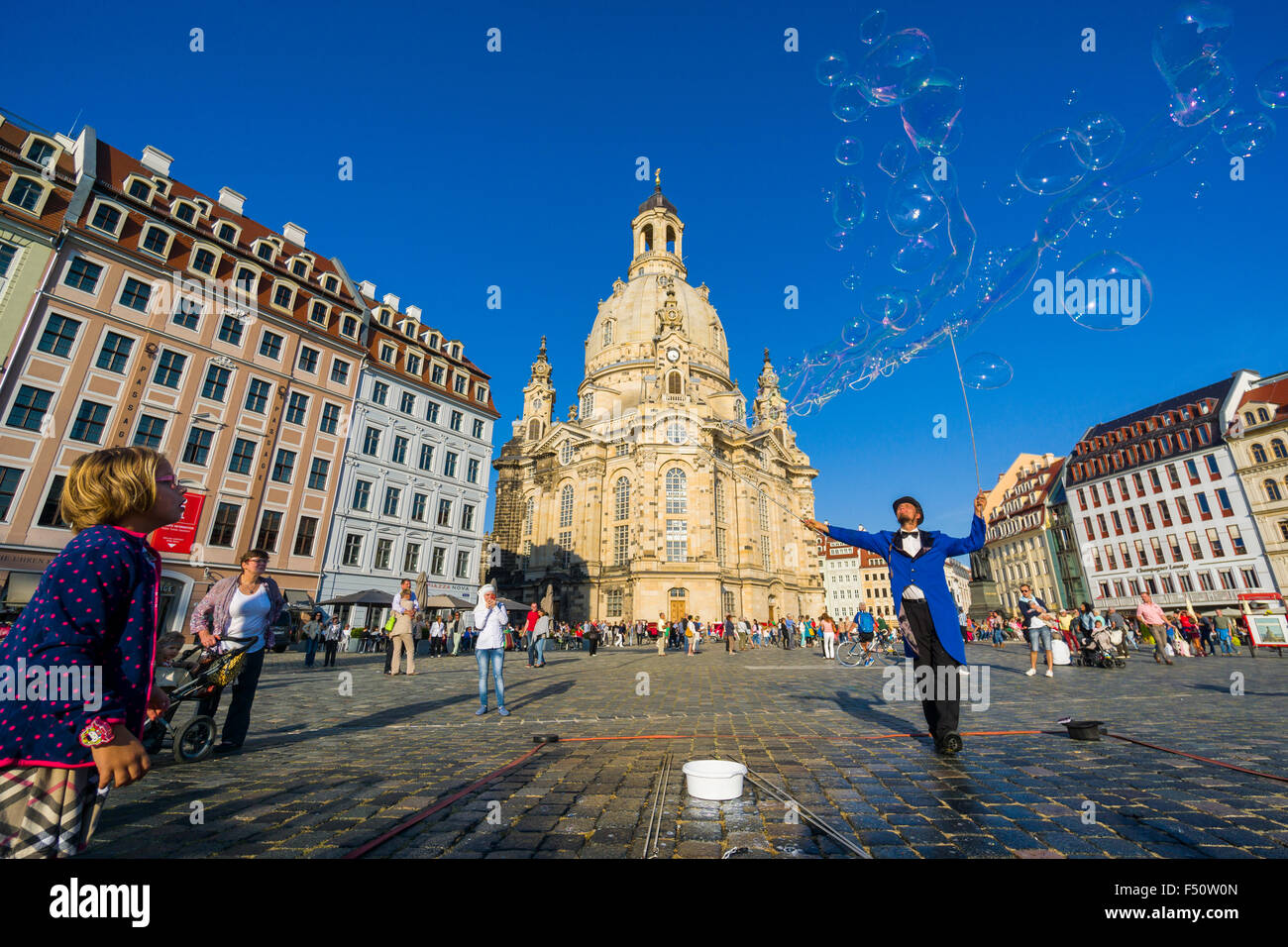 Ein Mann schafft großen Blasen am Neumarkt vor der Kirche Unserer Lieben Frau in den alten Teil der Stadt Stockfoto