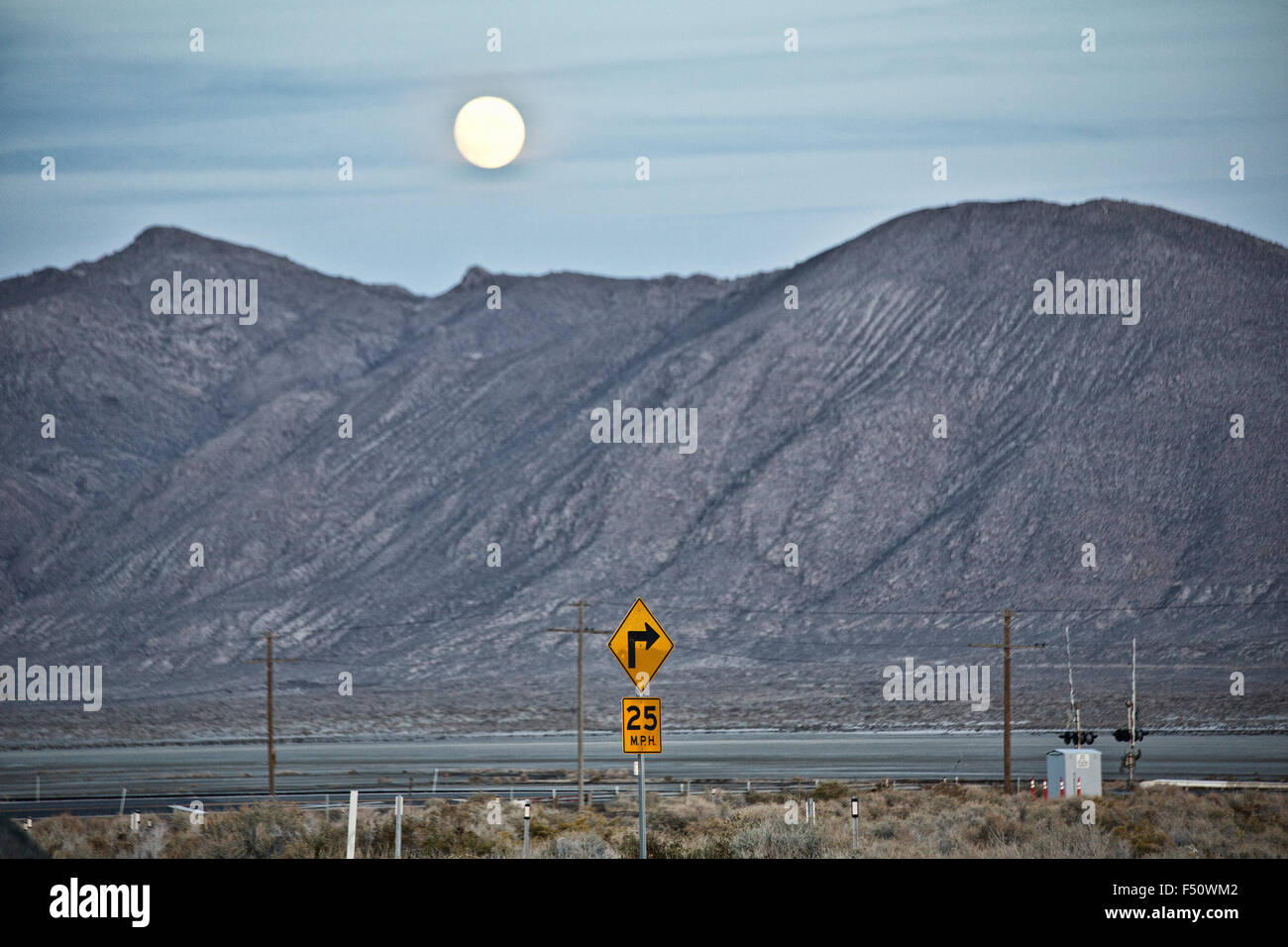 Landstraße Zeichen in der Wüste Stockfoto