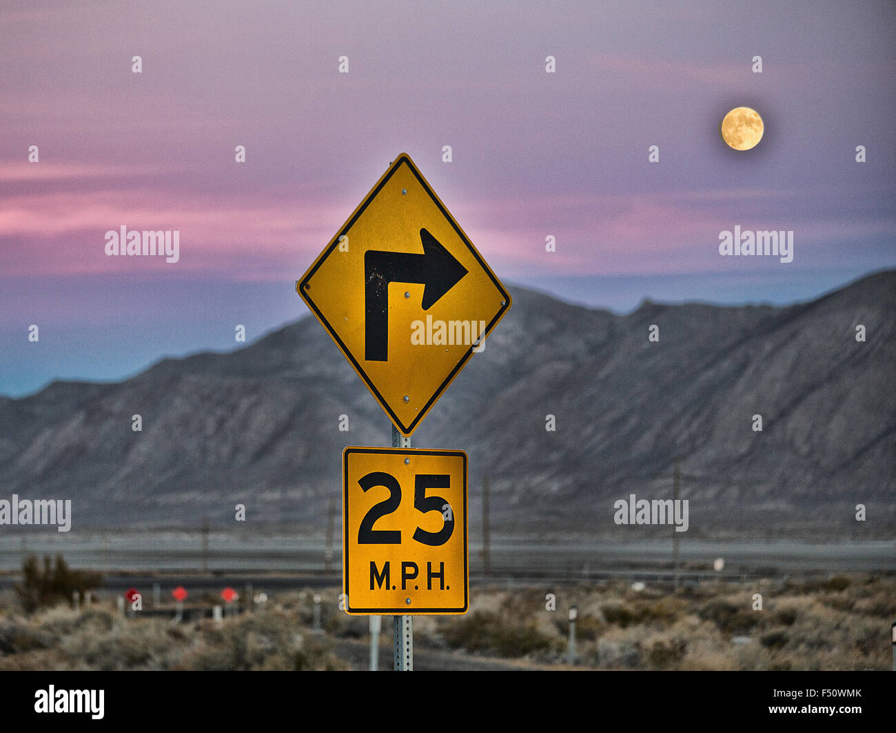 Landstraße Zeichen in der Wüste Stockfoto