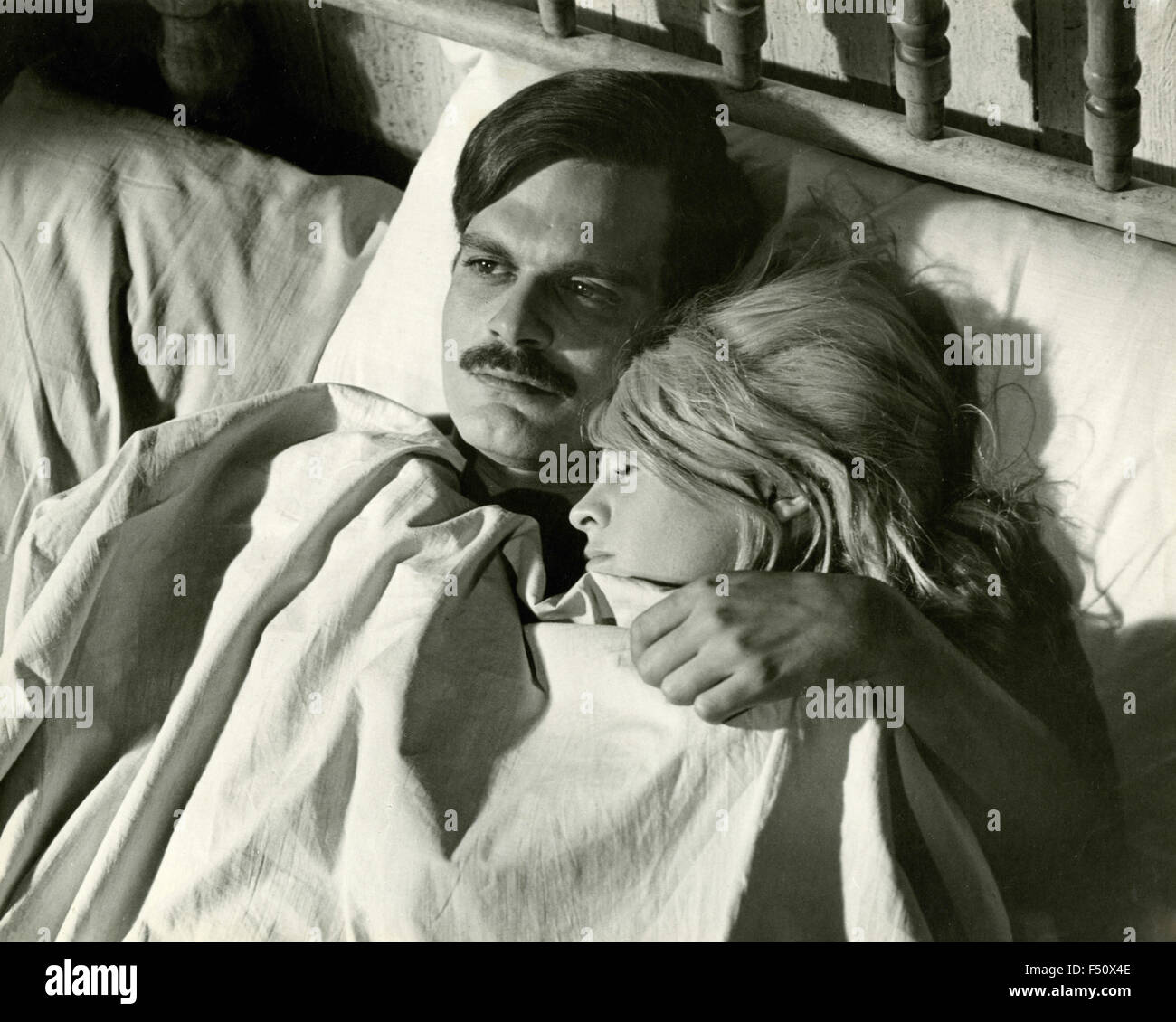 Die Schauspieler Omar Sharif und Julie Christie in einer Szene aus dem Film "Doctor Zhivago", USA Stockfoto