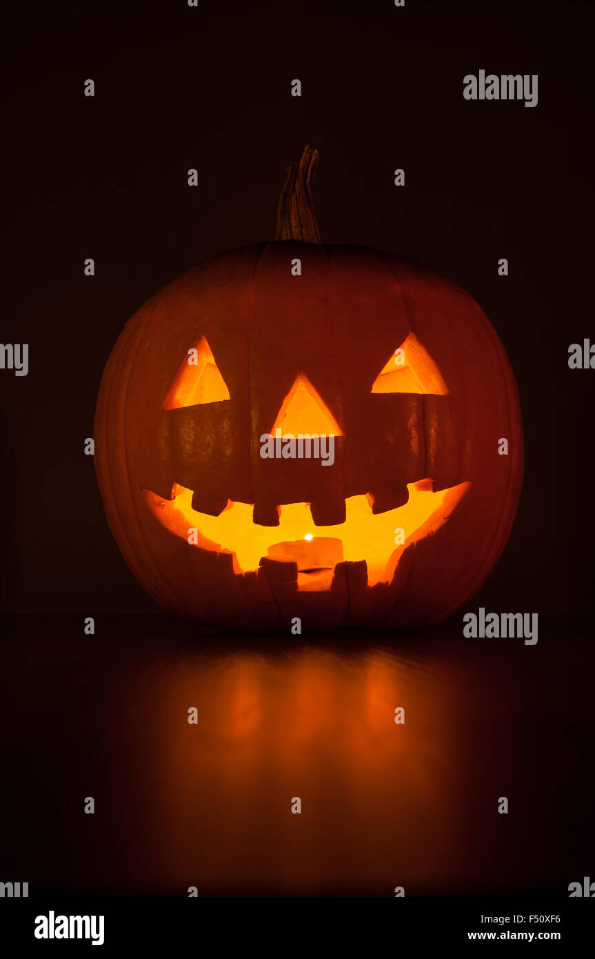 Lustige Halloween-Kürbis im Dunkeln leuchtend Stockfoto