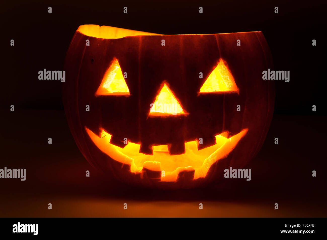 Lustige Halloween-Kürbis im Dunkeln leuchtend Stockfoto