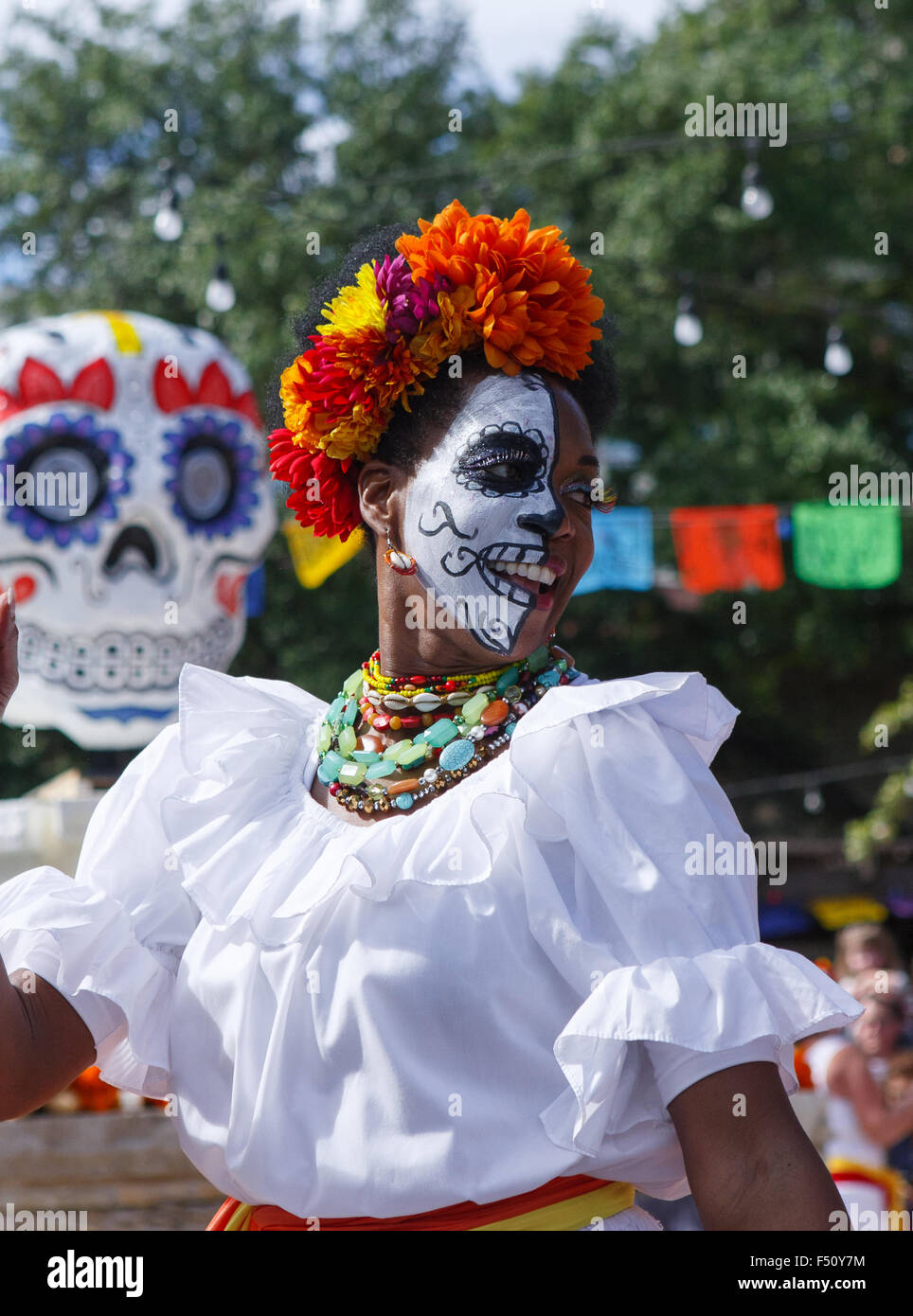 Eine Tänzerin der Performancegruppe Las Monas führt ein "Day of the Dead" (El Dia de Los Muertos) fest in der Innenstadt von San Antonio, Texas, USA. 25. Oktober 2015. Der Tag der Toten ist ein traditioneller mexikanischer Feiertag gefeiert mit Altären und Angebote in Mexiko und anderswo zu Ehren von Familie, Freunden und anderen, die gestorben sind. Stockfoto