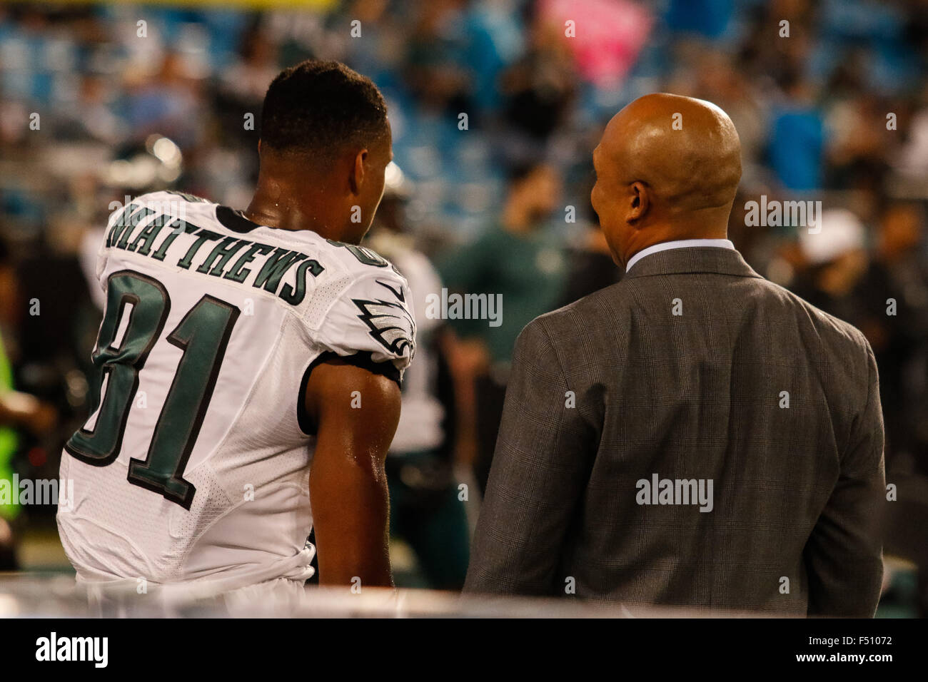 Charlotte, NC, USA. 25. Oktober 2015. Wide Receiver Jordan Matthews (81) von den Philadelphia Eagles im Gespräch mit Hines Ward der NBC Sunday Night Football vor dem Sunday Night Football Matchup zwischen den Philadelphia Eagles und die Carolina Panthers bei Bank of America Stadium in Charlotte, North Carolina. Scott Kinser/CSM/Alamy Live-Nachrichten Stockfoto