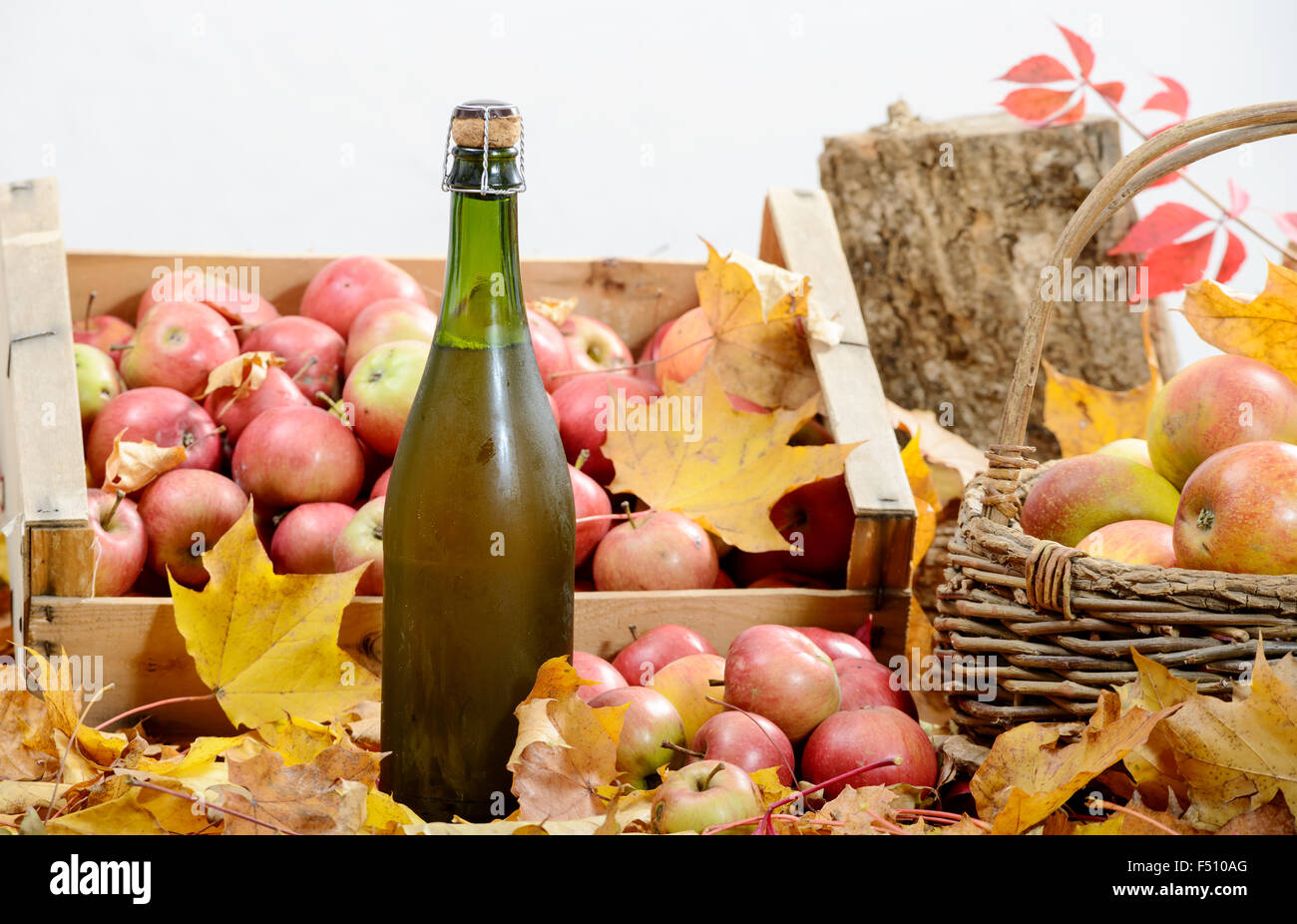 eine Flasche Normandie Apfelwein, mit vielen Äpfeln und Korb Stockfoto