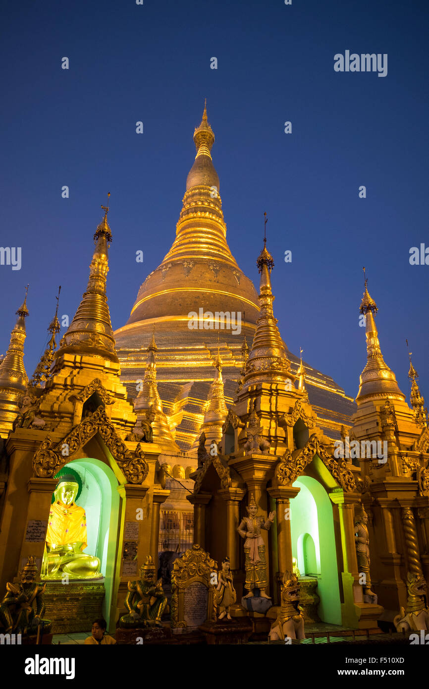 Ein Blick auf die Shwedagon-pagode in der Dämmerung Stockfoto