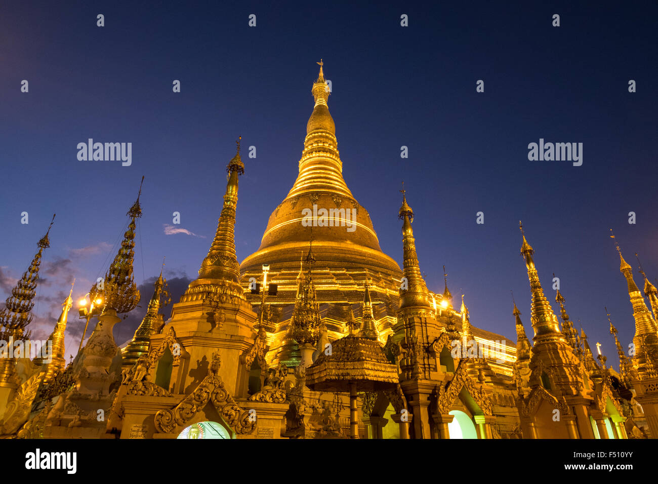 Ein Blick auf die Shwedagon-pagode in der Dämmerung Stockfoto