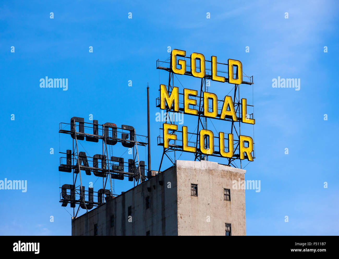 Minneapolis Minnesota Skyline Wahrzeichen: die Gold-Medaille Mehl Leuchtreklame auf dem Dach der Mühle Stadtmuseum-Gebäudes. Stockfoto