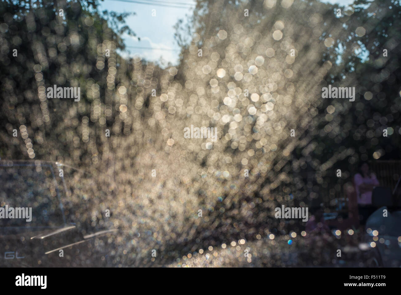 Zoom-Schuss aus Wassertröpfchen Fokus auf Glas. Stockfoto