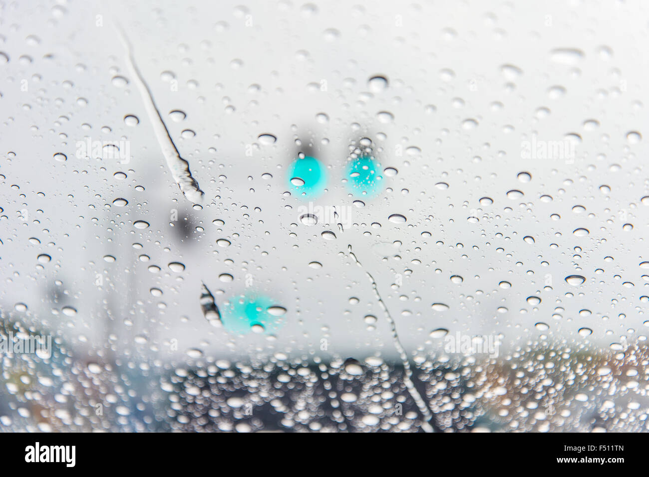 Zoom-Schuss aus Wassertröpfchen Fokus auf Glas. Stockfoto