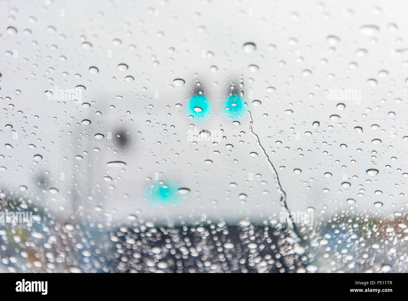 Zoom-Schuss aus Wassertröpfchen Fokus auf Glas. Stockfoto