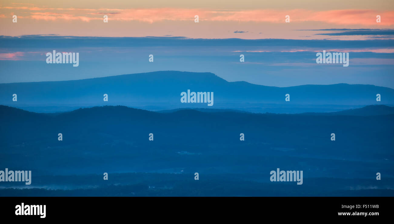 Sonnenaufgang von der Blue Ridge Parkway, der Blick auf die Blue Ridge Mountains Stockfoto