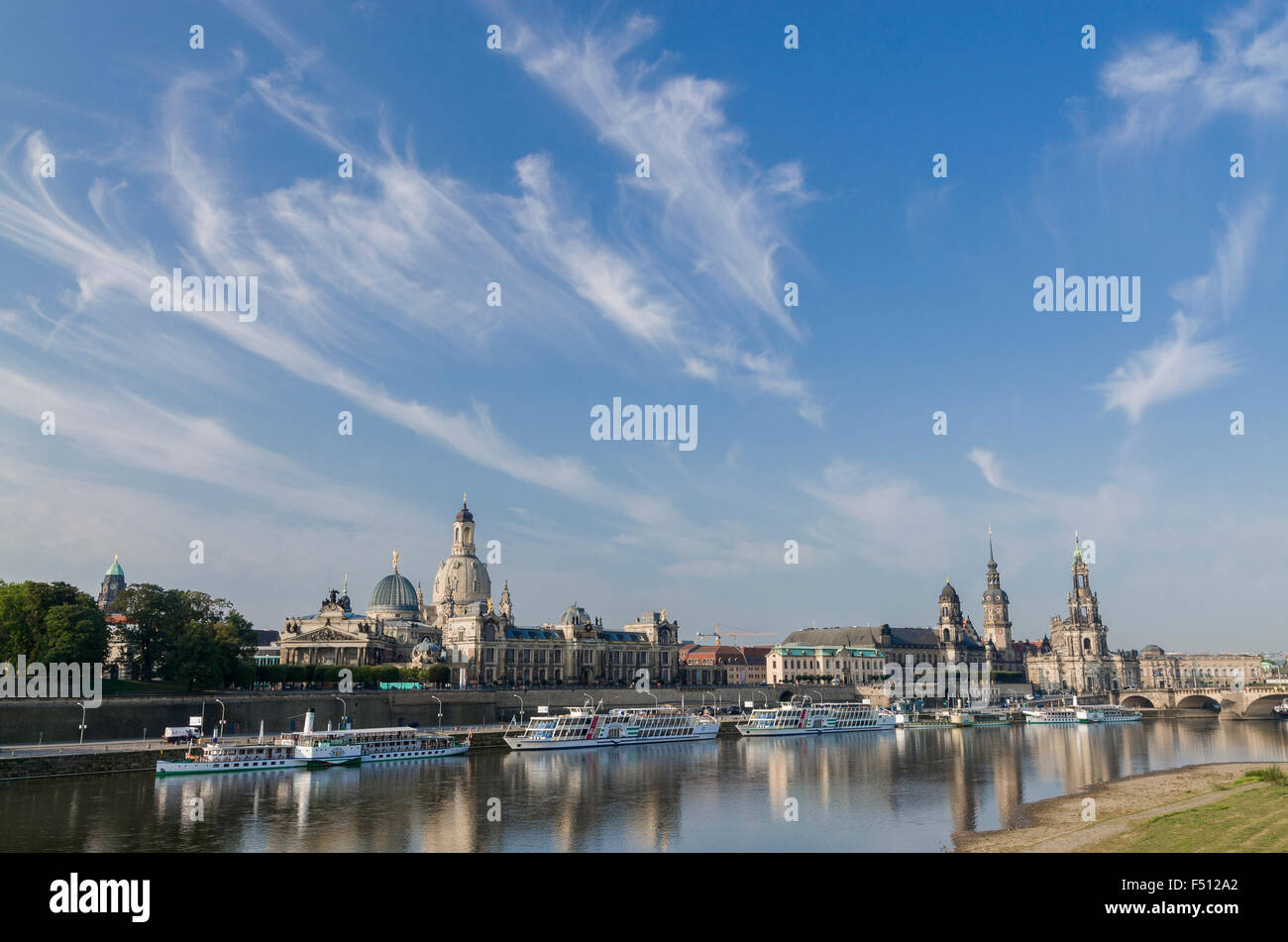 Die Brühlsche Terrasse, die Liebfrauenkirche, die katholische Hofkapelle und das Schloss Dresden von der anderen Seite des Flusses El aus gesehen Stockfoto