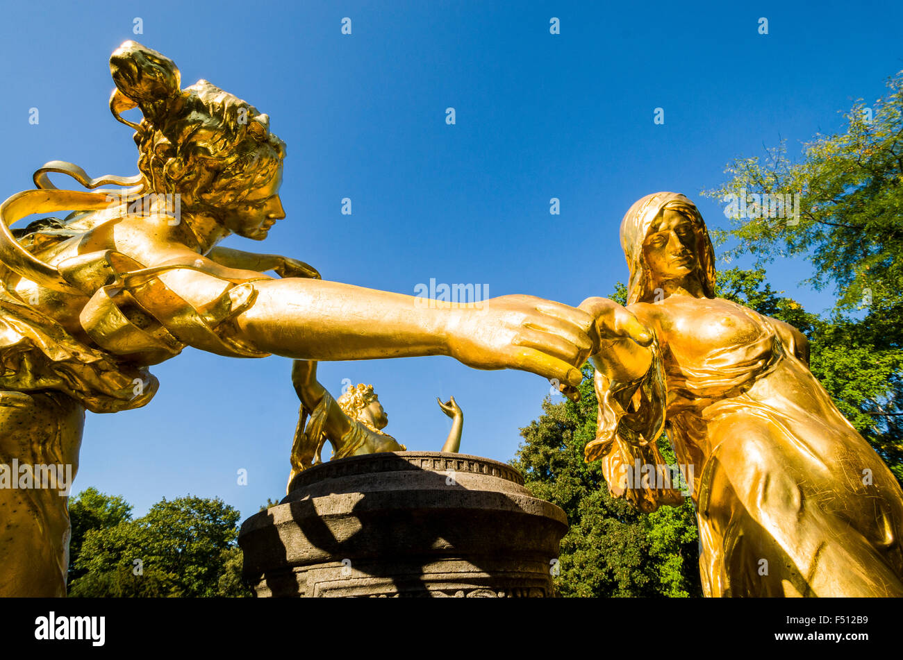 Tanzen goldenen Skulpturen als Hommage an Mozart Stockfoto