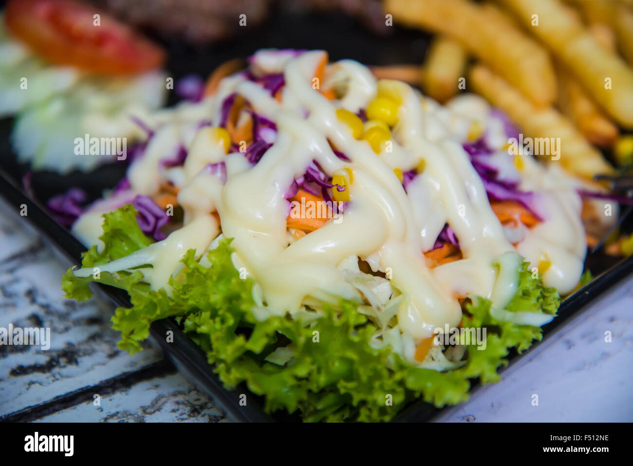 Schweinesteak mit Toast auf einem Holztisch. Stockfoto