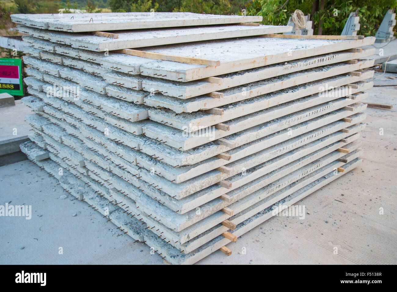 Platten aus Beton in den Bau von Brücken Stockfoto