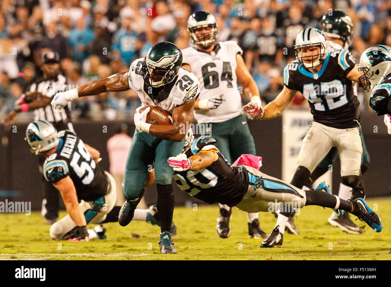 Charlotte, NC, USA. 25. Oktober 2015. Runningback DeMarco Murray (29) von den Philadelphia Eagles rutscht der Reichweite der kostenlosen Sicherheits Kurt Coleman (20) von den Carolina Panthers im zweiten Quartal von der Sunday Night Football Matchup zwischen den Philadelphia Eagles und die Carolina Panthers bei Bank of America Stadium in Charlotte, North Carolina. Scott Kinser/CSM/Alamy Live-Nachrichten Stockfoto