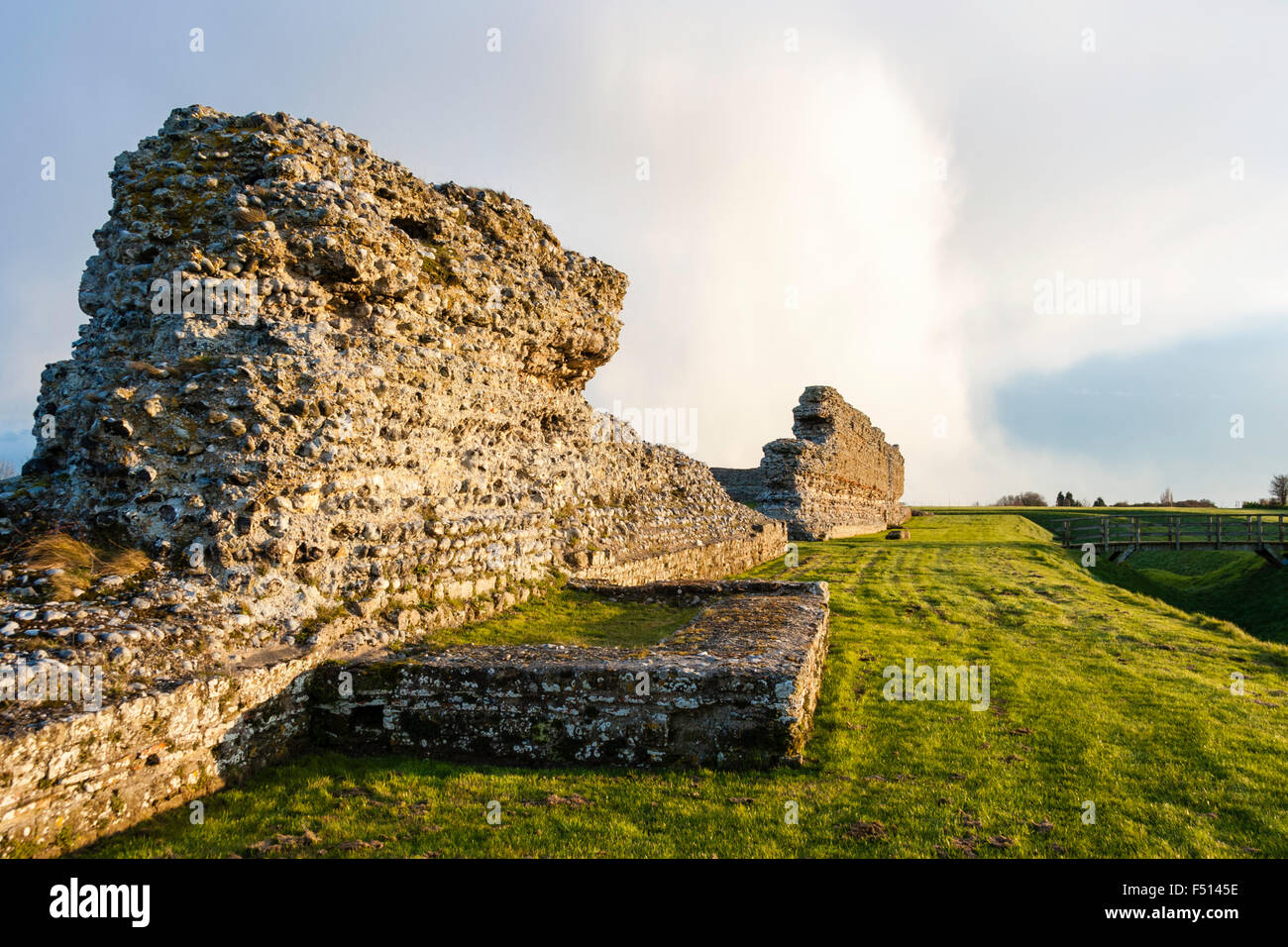 England, Richborough römischen Burg, Rutupiae, Saxon Shore fort. Westwand und Standort des Gateways. Grundlage Grundlage für die quadratischen Turm. Verteidigung graben. Stockfoto