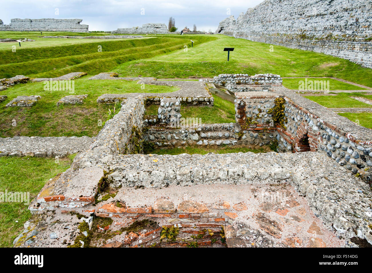 England, Richborough. Rutupiae, römische Saxon Shore fort. Die Grundlagen der Herrenhaus mit defensiven Gräben und dem 3 Jahrhundert Außenwände. Stockfoto