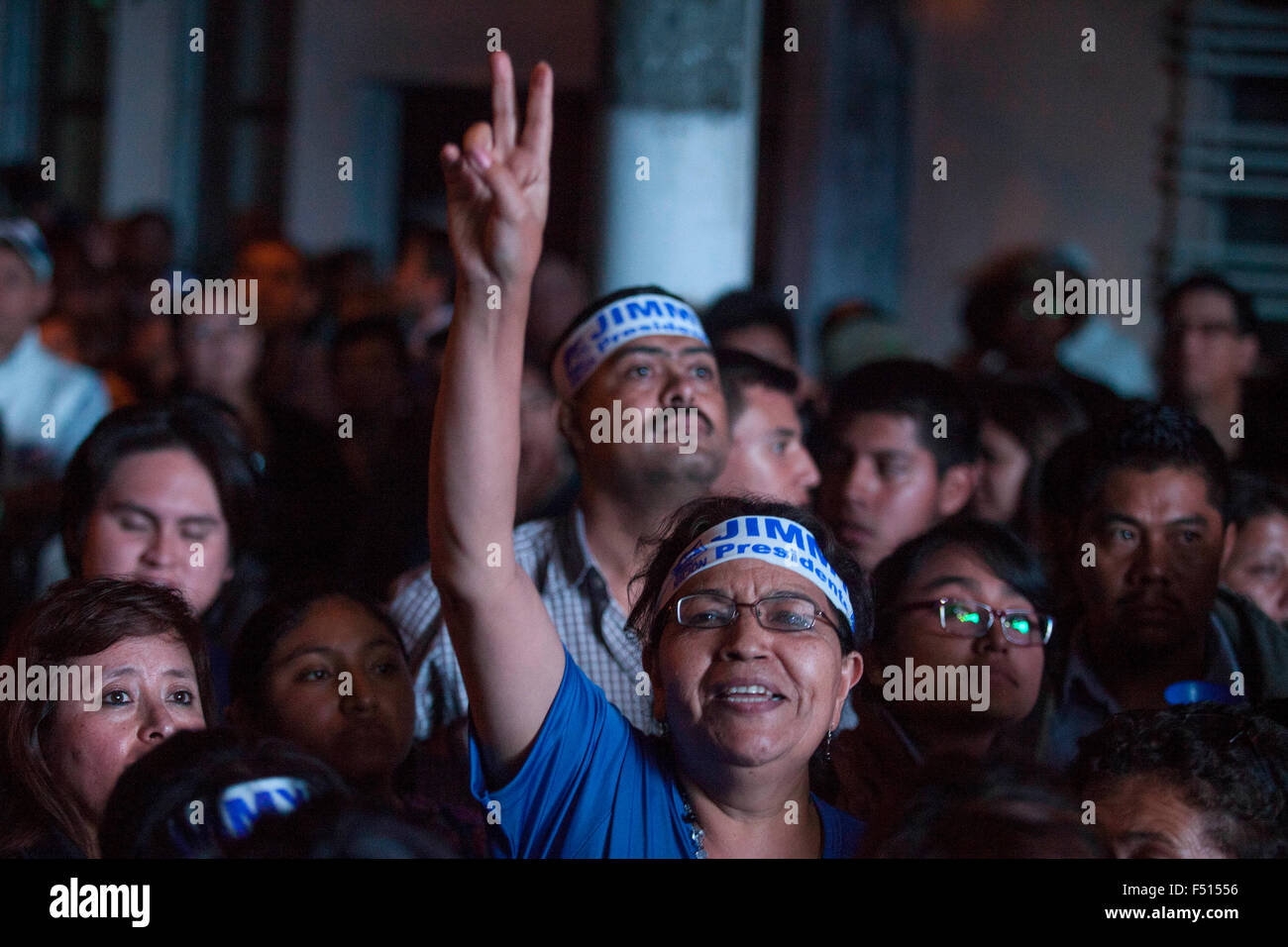(151026) - GUATEMALA-Stadt, 26. Oktober 2015 (Xinhua)--Anhänger des Front National Konvergenz (FCN, für seine Abkürzung in spanischer Sprache) vor dem Sitz der Partei in Guatemala-Stadt, Hauptstadt von Guatemala, am 25. Oktober 2015 feiern. Rudy Marlon Pineda, Präsident des obersten Wahlgerichts (TSE, für seine Abkürzung in Spanisch), ausgedrückt in einer Presse-Tagung, dass 87.17 % der Rezeption Beschwerdekammern Stimmen gezählt wurden. Laut der lokalen Presse ist Jimmy Morales, Komiker und Kandidat der rechten Partei nationale Konvergenz Front FCN (für seine Abkürzung in spanischer Sprache), die virt Stockfoto