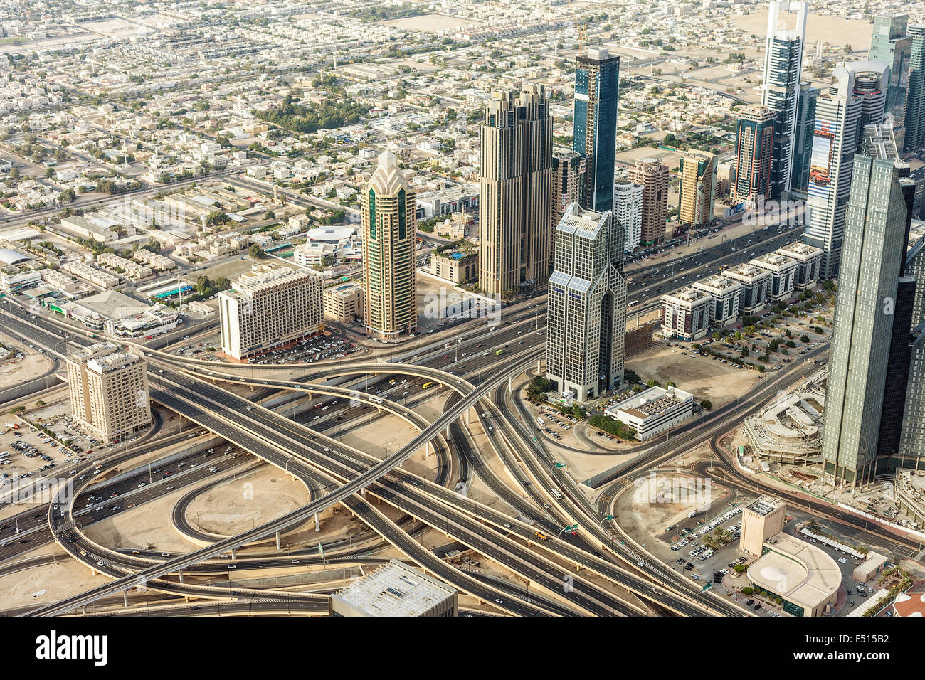 Die Innenstadt von Dubai. Wolkenkratzer und Straße Stockfoto