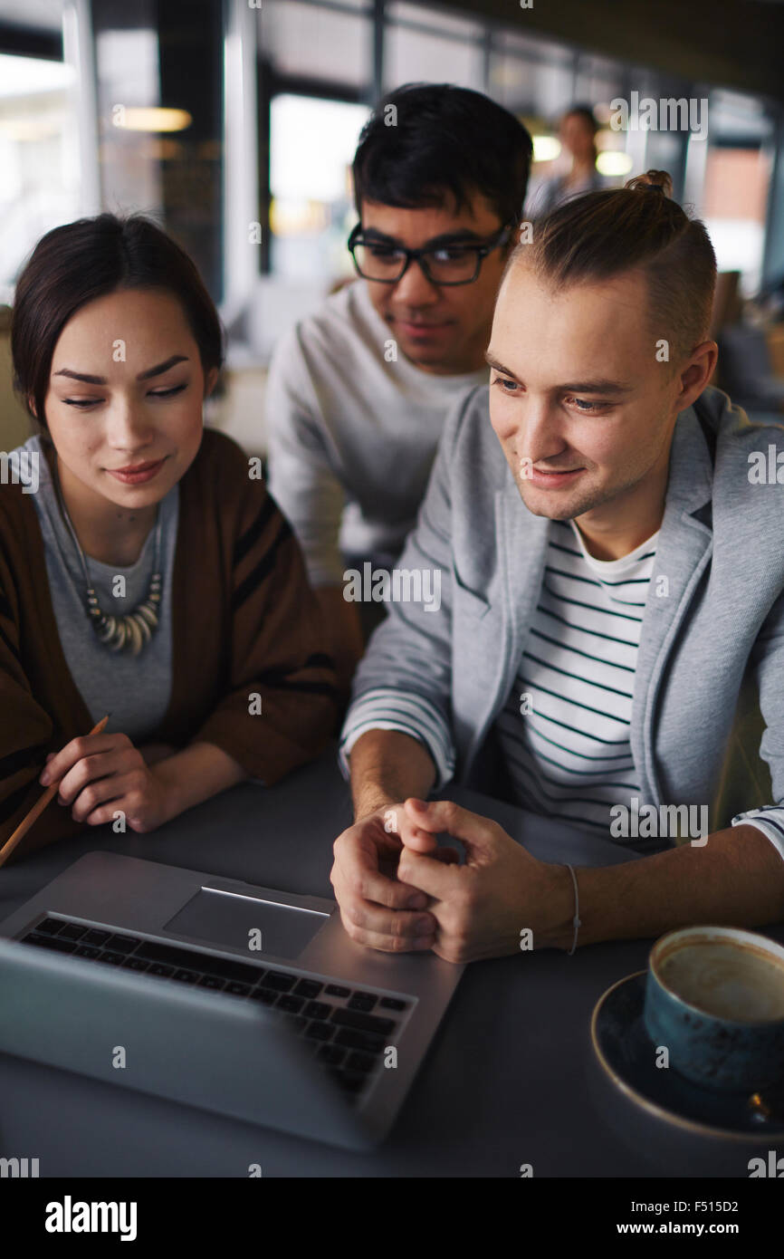 Gruppe von Jugendlichen mit Laptop zur freien Verfügung Stockfoto