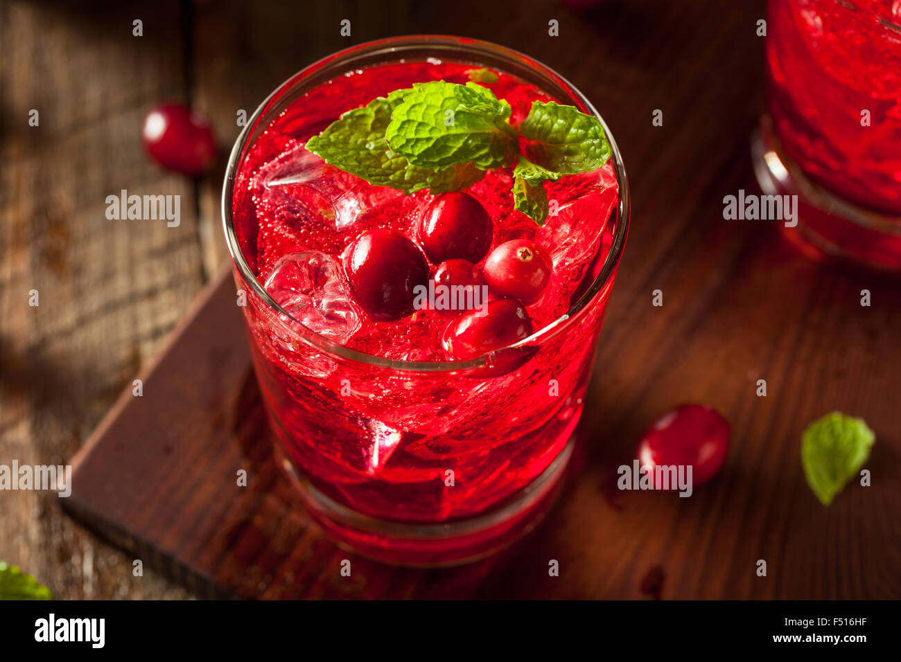 Hausgemachte versoffenen Cranberry Cocktail mit Wodka und Minze Stockfoto