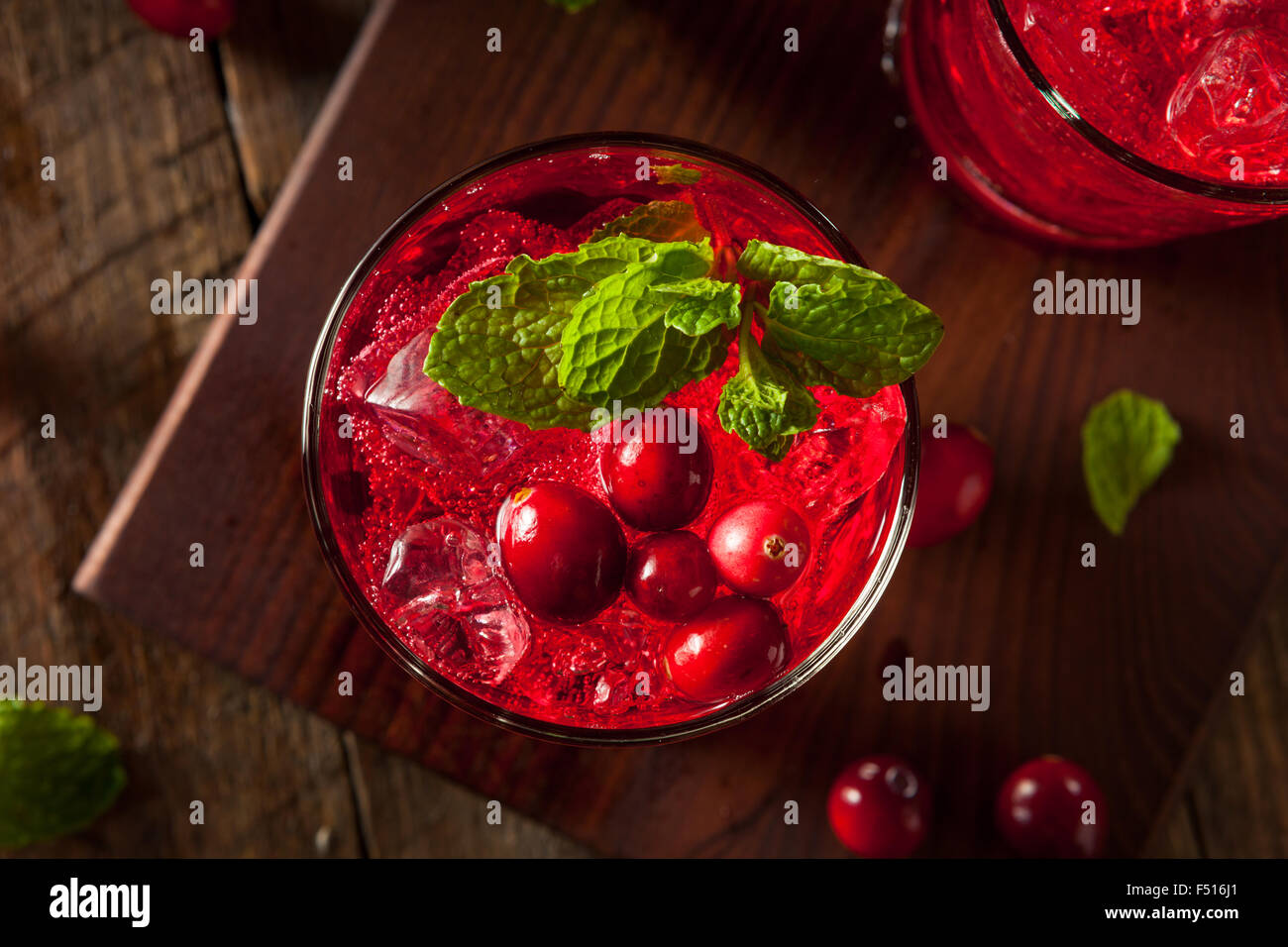 Hausgemachte versoffenen Cranberry Cocktail mit Wodka und Minze Stockfoto