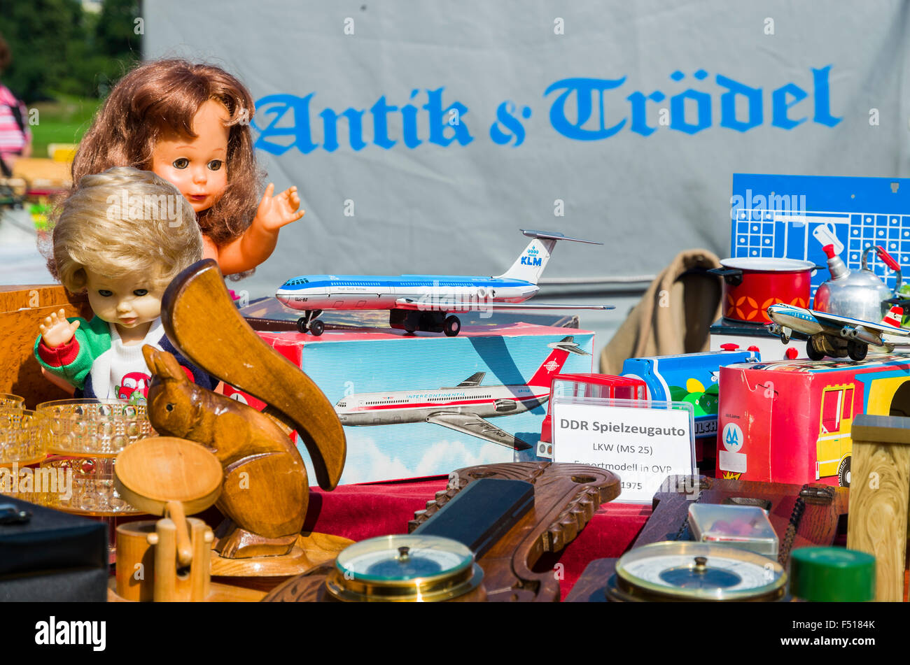 Viele verschiedene Dinge sind für den Verkauf an den wöchentlichen Flohmarkt zur Seite der Elbe angeboten Stockfoto