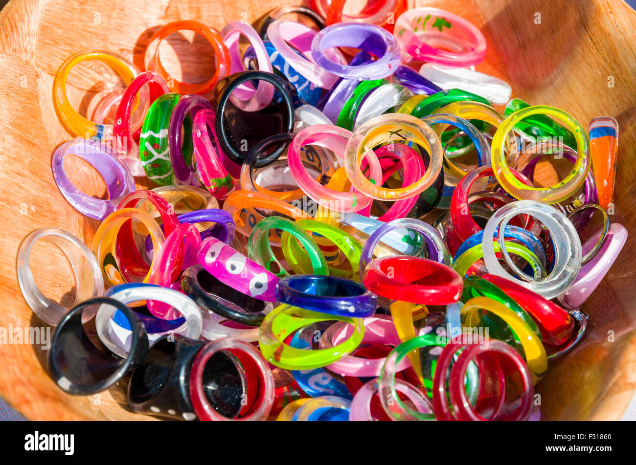 Buntes Glas Ringe in einer Holzkiste sind für den Verkauf an den wöchentlichen Flohmarkt zur Seite der Elbe angeboten Stockfoto