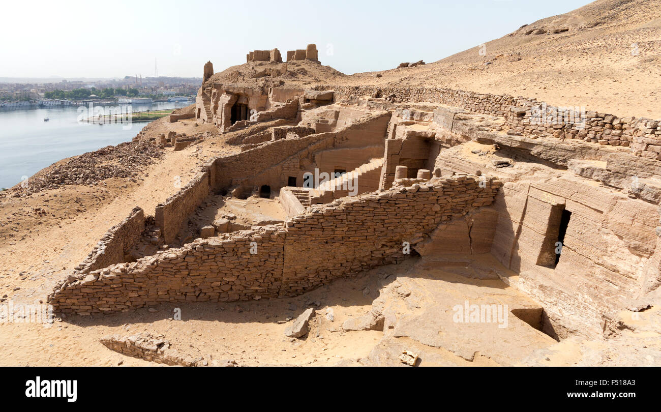 Blick auf Tombs of The Nobles aus dem Grab von Wind, der gewölbte muslimischen Schrein, Assuan, Oberägypten Stockfoto