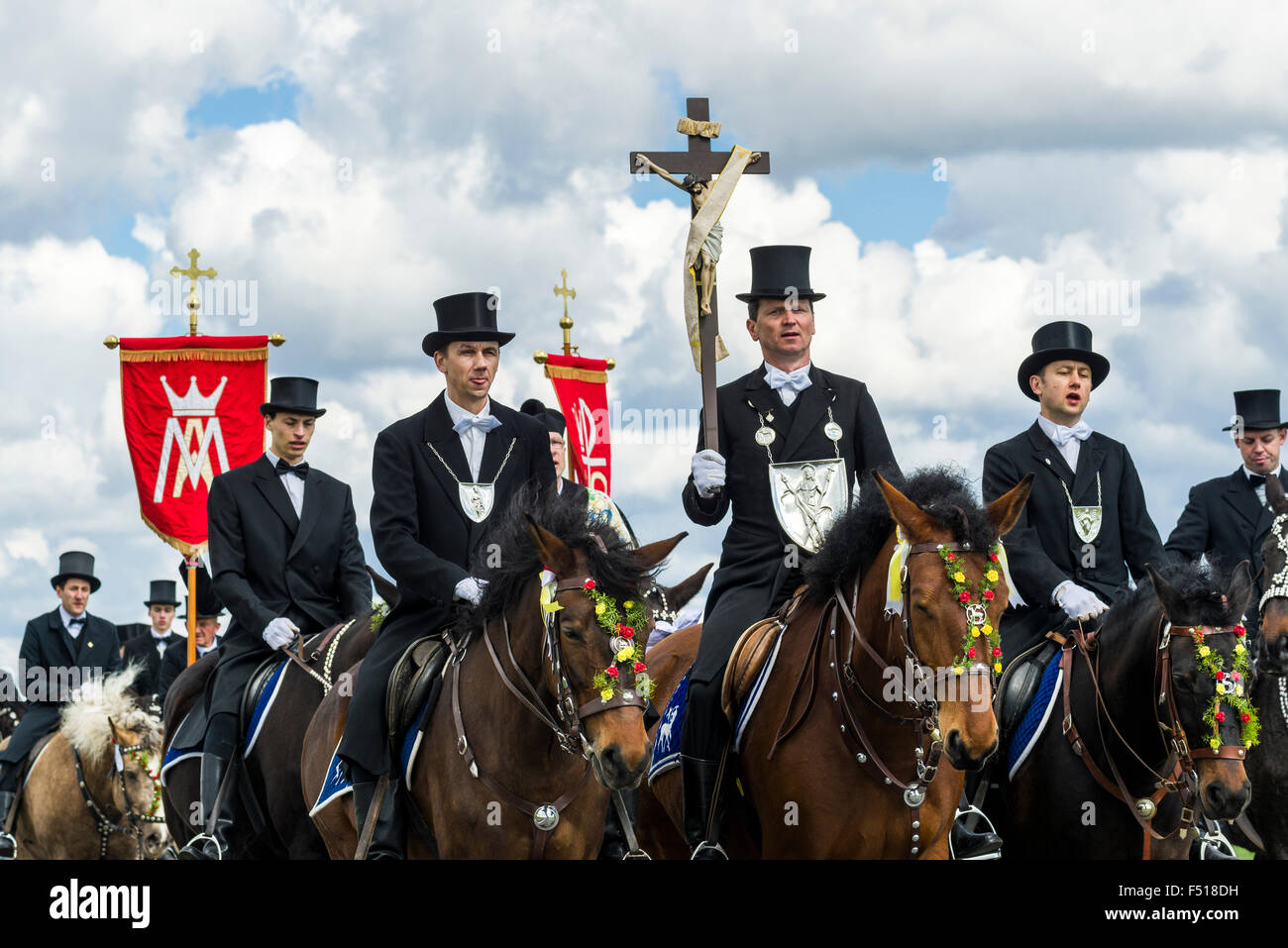 Eine Prozession zu Pferde ist Tradition in der sorbischen Kultur zu Ostern Tag, durch Hunderte von Männern verbunden Stockfoto