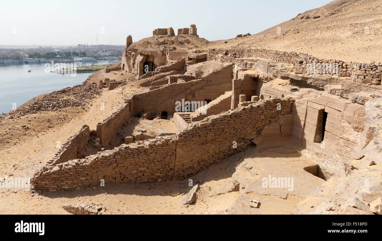 Blick auf Tombs of The Nobles aus dem Grab von Wind, der gewölbte muslimischen Schrein, Assuan, Oberägypten Stockfoto