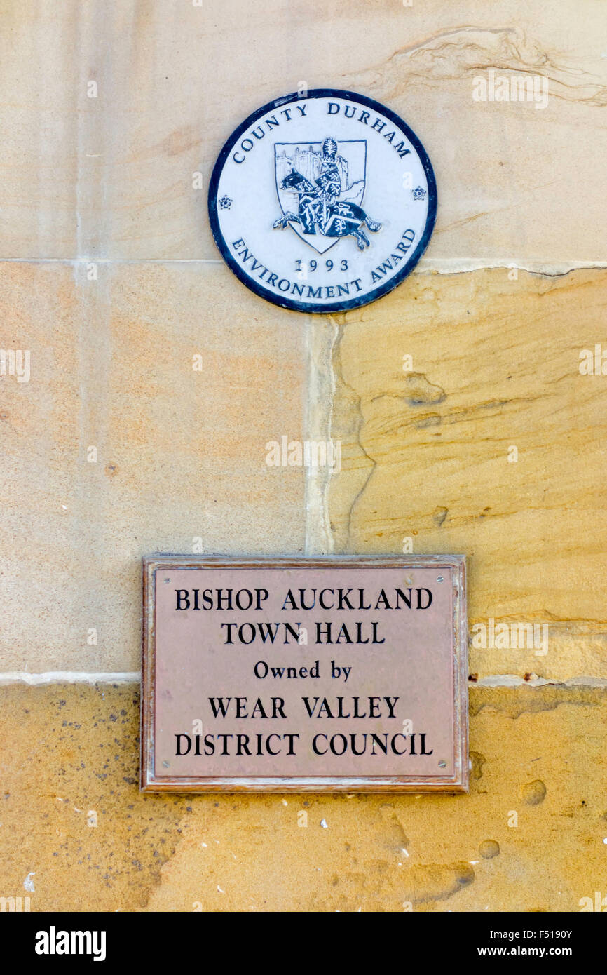 Anzeichen auf Bishop Auckland Rathaus im Besitz von tragen Tal Bezirk Coouncil, das Teil des Durham County Council 2009 wurde. Stockfoto