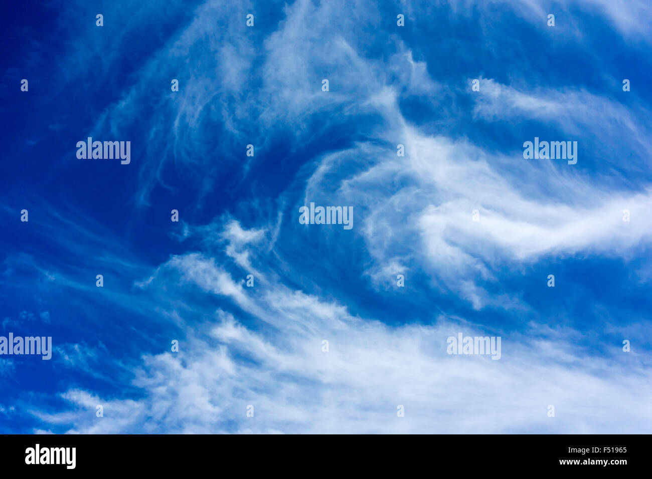 Meteorologie Jetstream Cirruswolken zeigen eine kräftige zyklonal Bedingung vorhanden ist, gegen den Wind und Stürme können bald kommen Stockfoto