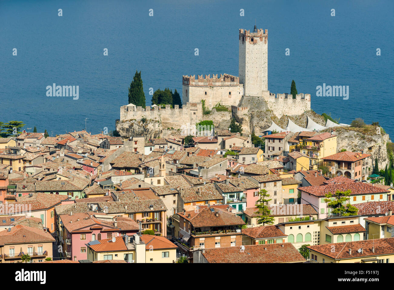 Luftbild der Altstadt, am Ufer des Gardasees Stockfoto