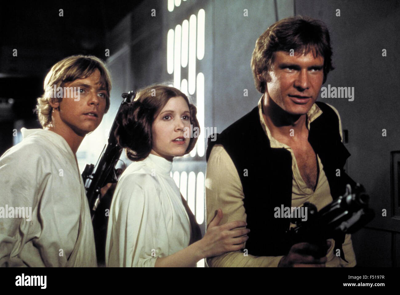 Star Wars (später erneut mit dem Titel Star Wars Episode IV: A New Hope) ist ein 1977 American Epic space Opera Film geschrieben und unter der Regie von George Lucas.  Dieses Foto ist nur zu redaktionellen Zwecken und unterliegen dem Copyright von der Filmgesellschaft und/oder der Fotograf von dem Film oder der Firma zugeordnet und kann nur durch Veröffentlichungen im Zusammenhang mit der Förderung der oben genannten Film reproduziert werden. Eine obligatorische Gutschrift auf die Filmgesellschaft ist erforderlich. Der Fotograf sollte auch angerechnet werden, wenn bekannt. Stockfoto