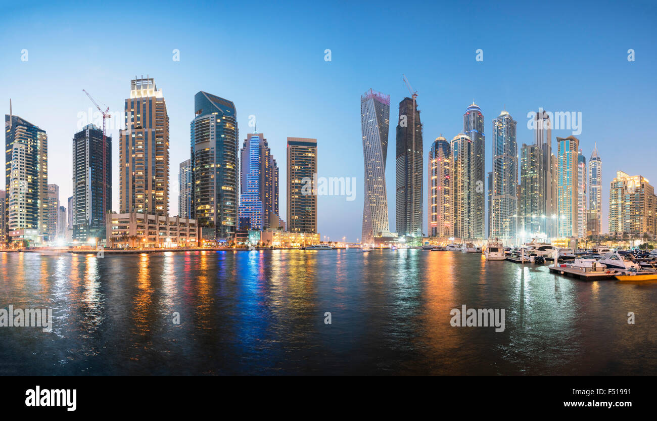 Skyline von Wolkenkratzern in der Nacht im Marina District von Dubai Vereinigte Arabische Emirate Stockfoto