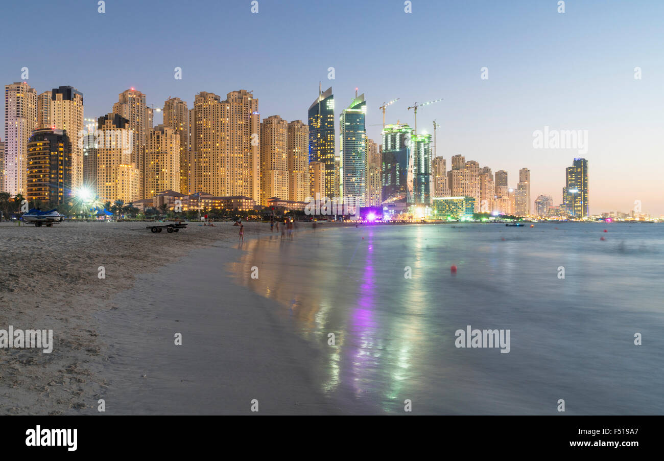 Nacht-Blick auf Strand und Skyline von High-Rise Wohnblöcke im JBR Jumeirah Beach Residences in Dubai UAE Stockfoto