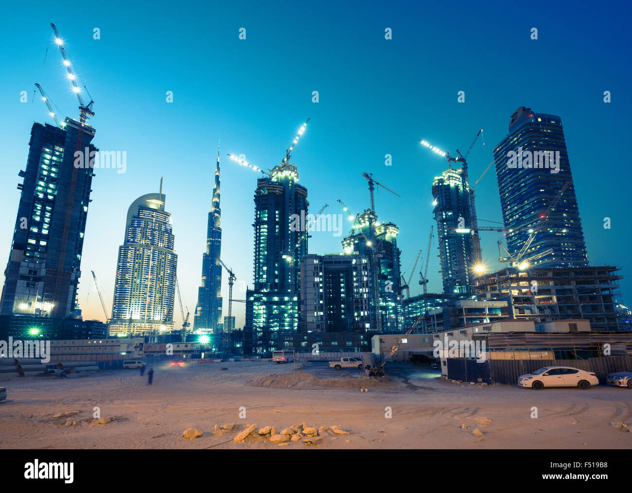 Nachtansicht von Baustellen des neuen Hochhaus Luxusapartment towers in Dubai Vereinigte Arabische Emirate Stockfoto