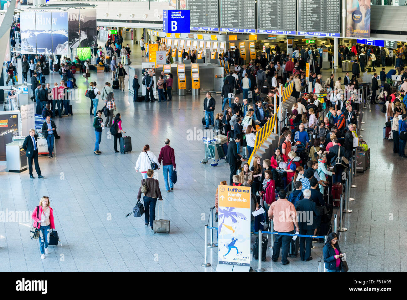 Viele Leute warten auf den Check-in am Terminal 1 des Frankfurter Flughafens Stockfoto
