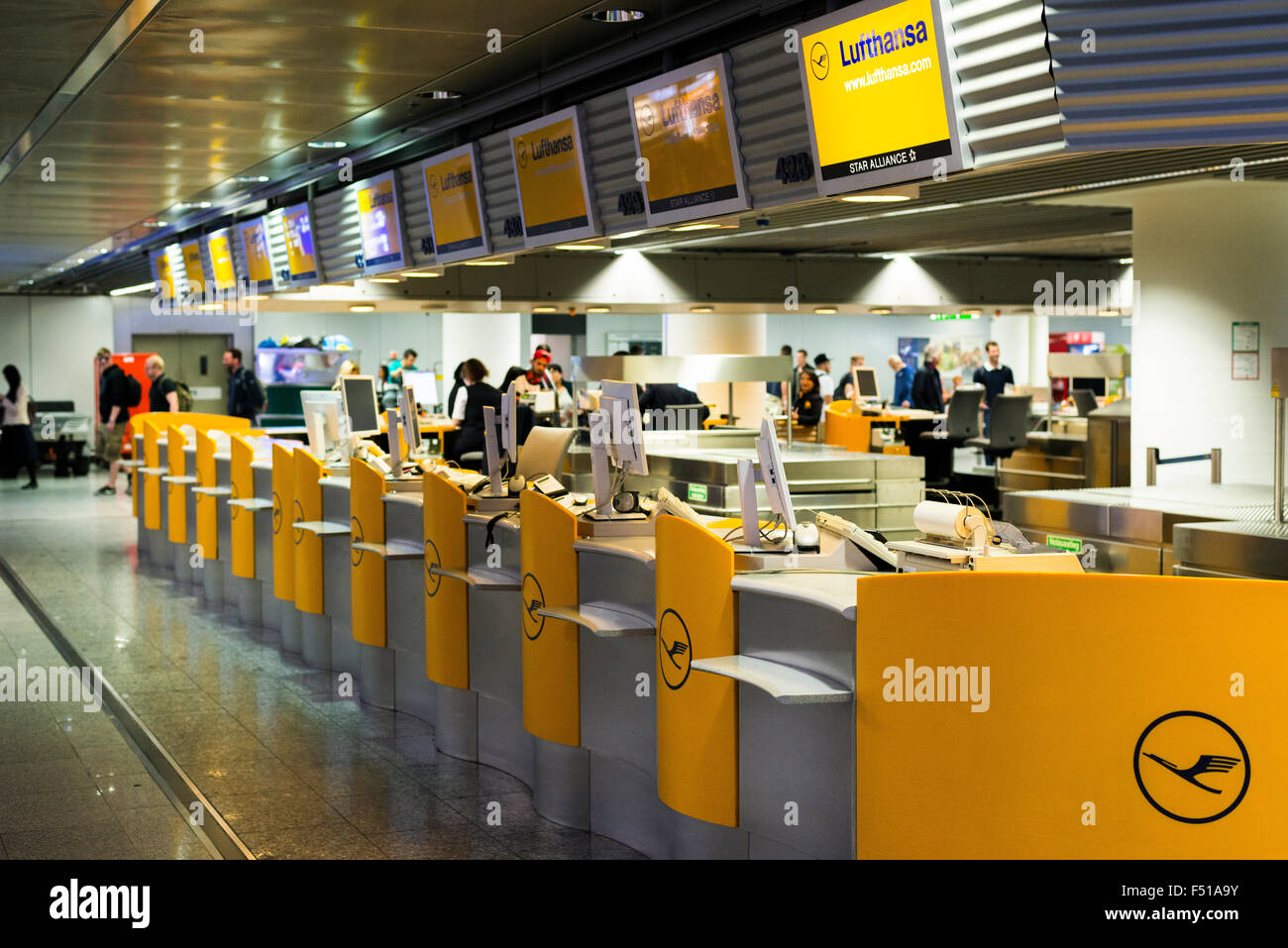 schwören überlaufen Logik schalter lufthansa frankfurt flughafen Zuerst