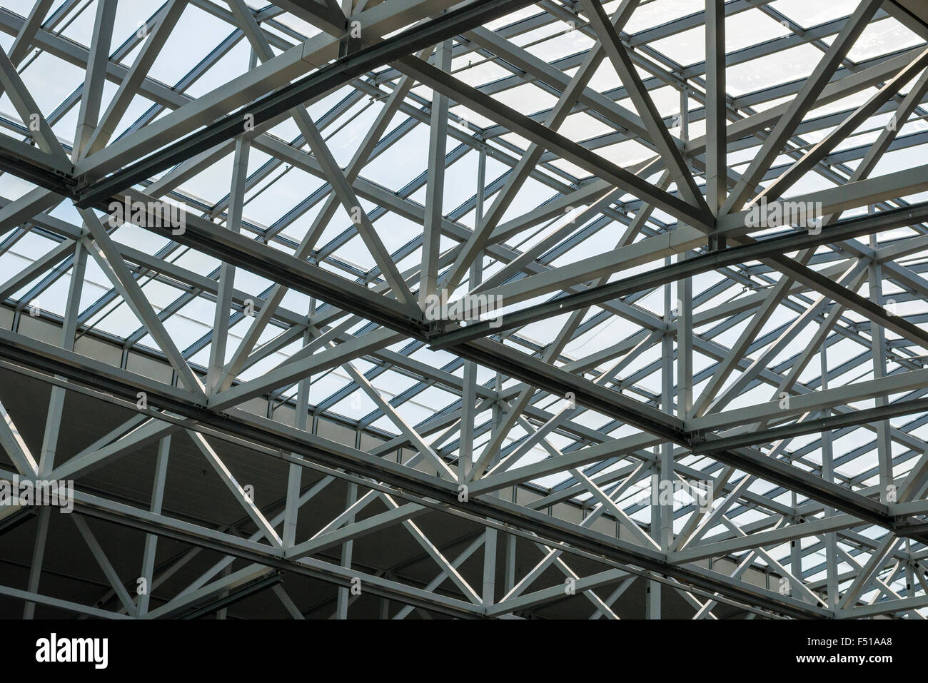 Teil der Stahldach-Konstruktion am Terminal 1 des Frankfurt International Airport Stockfoto