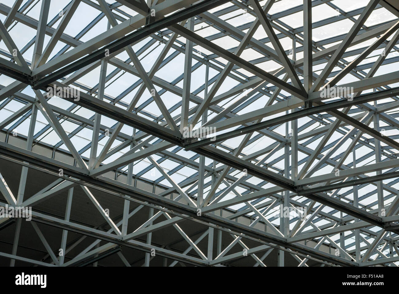 Teil der stählernen Dachkonstruktion im Terminal 1 des Flughafen Frankfurt am Main Stockfoto