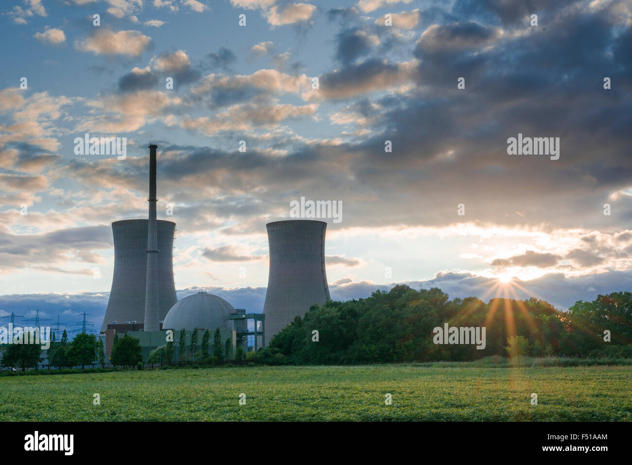 Die nuklearen Triebwerk Grafenrheinfeld, bei Sonnenuntergang gesehen Stockfoto