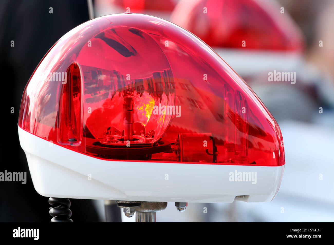 Rotes Licht Blinker einer Patrouille der Polizei Auto in der Nachbarschaft.  Sicherheit Sirene der kanadischen Polizei Fahrzeug. Tag Patrouillen der  Stadt mit Lichtern fl Stockfotografie - Alamy
