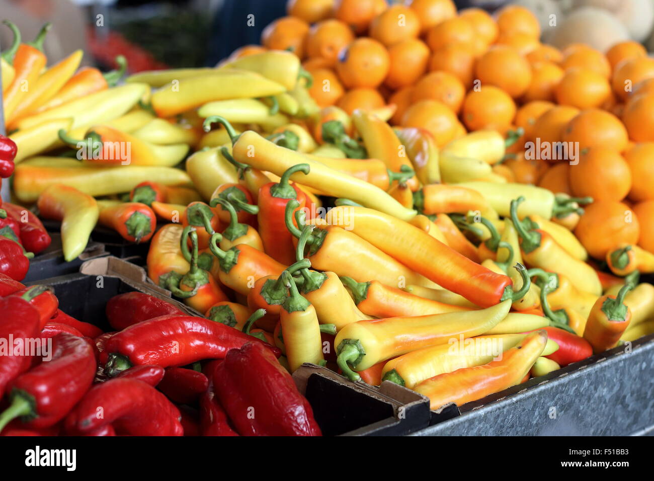 Gelbe und rote Chilis zum Verkauf auf dem Markt Stockfoto