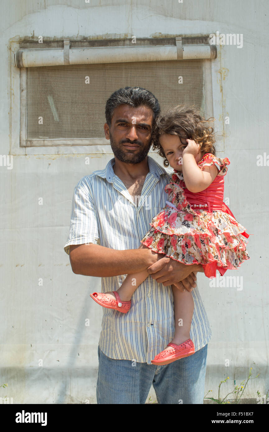 Syrische Familie außerhalb des UN-Lagers im nördlichen Libanon in der Nähe von Tripolis Stockfoto
