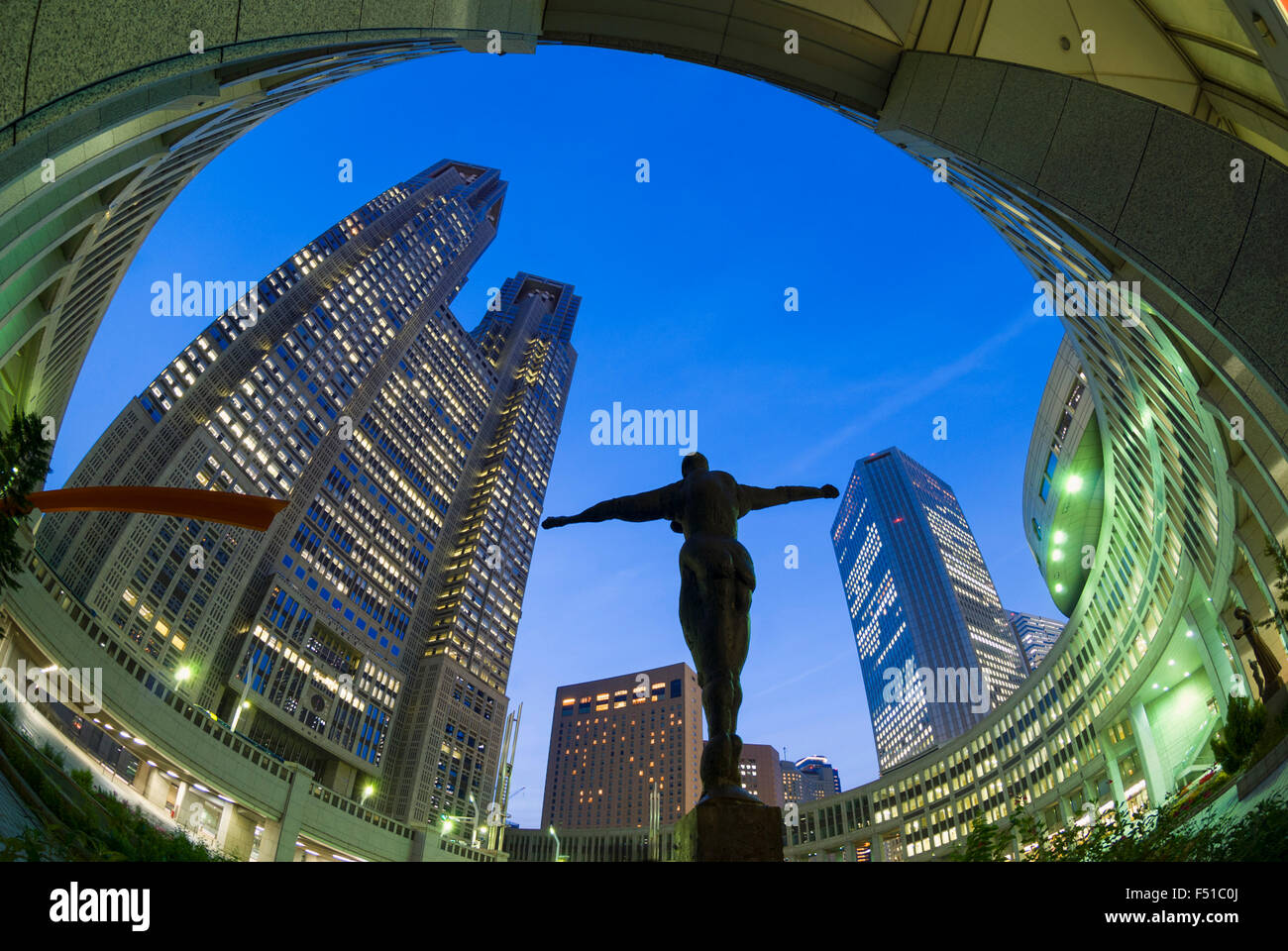 Skulptur und Regierung Metropolitan City Hall in Shinjuku-Tokio Stockfoto